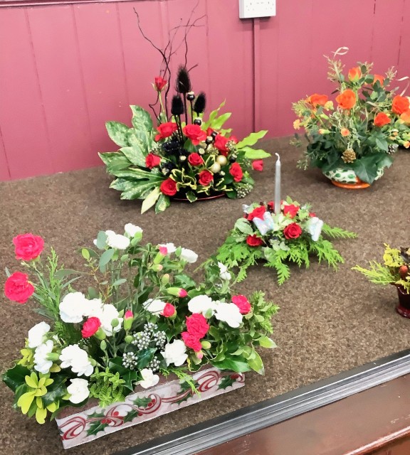 Flower arranging led by Lynne Christmas 2023 - photo 4